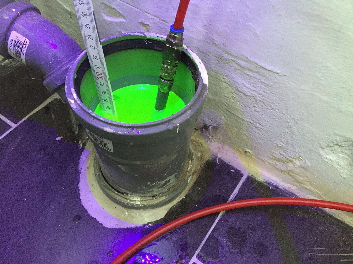 UV-Check-Set – Färbemittel mit UV-Leuchte / Leckortungstechnik