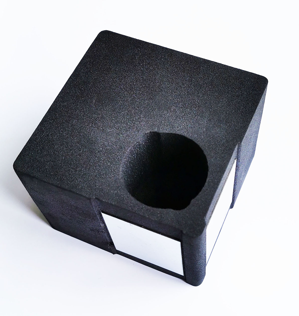 Eckblock mit Metallaufsätzen 